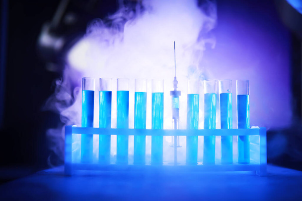 Tubo de teste de vidro transborda nova solução líquida azul de potássio conduz uma reação de análise leva várias versões de reagentes usando a fabricação de câncer de produtos farmacêuticos químicos  - Foto, Imagem
