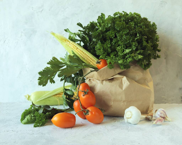 Świeża dojrzała odmiana warzyw i warzyw w ekologicznej torbie papierowej, na jasnym tle, ekologiczne produkty naturalne, zdrowa żywność, domowa kuchnia  - Zdjęcie, obraz