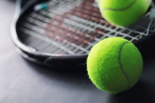 Sport et mode de vie sain. Tennis. Balle jaune pour tennis et raquette sur table. Fond sportif avec concept de tennis. - Photo, image