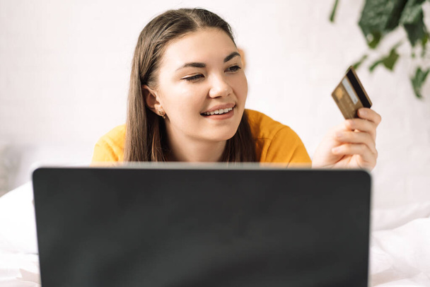 Girl pays for online purchases with credit card. - Fotografie, Obrázek