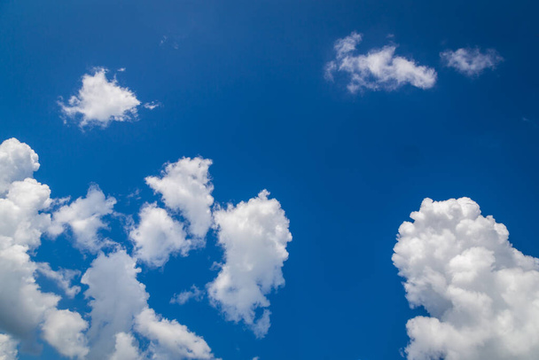 White cloud in the blue sky background - Zdjęcie, obraz