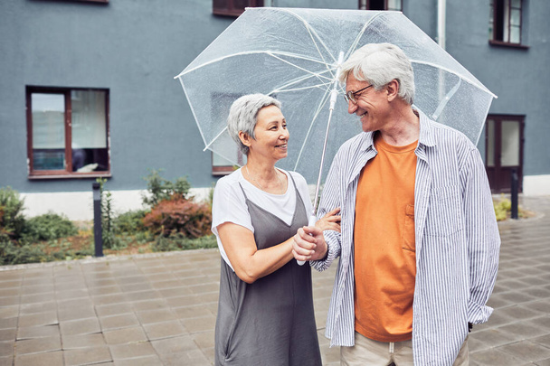 Moderní starší pár v dešti - Fotografie, Obrázek