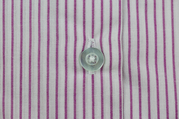 Primer plano del botón blanco en el patrón de camisa a rayas rojo y blanco - Foto, imagen
