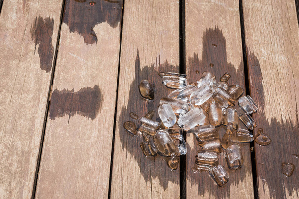 Derretimento de gelo no fundo do chão de madeira - Foto, Imagem