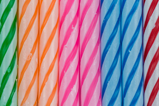 Detailní záběr barevné narozeninové svíčky vzor pozadí - Fotografie, Obrázek