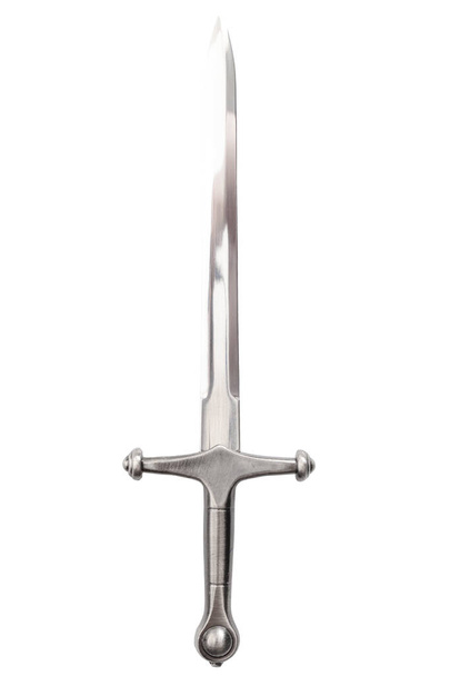 Zbraně středověku, zastaralé válečné boje a zbraň rytířského konceptu s lesklým středověkým ocelovým mečem s ozdobnou rukojetí izolovanou na bílém pozadí s výstřižkem - Fotografie, Obrázek
