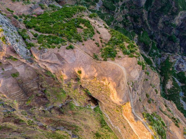Vista descendente del sendero siguiendo la cresta volcánica de la montaña. - Foto, Imagen