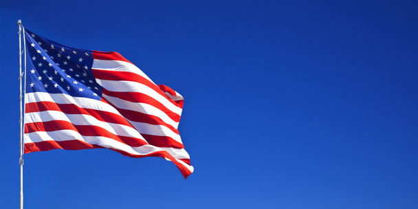 αμερικανική σημαία κυματίζει στο γαλάζιο του ουρανού - Φωτογραφία, εικόνα