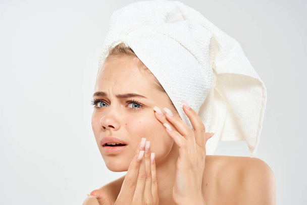 nainen paljain hartioin kasvot iho-ongelmia tunteet ihotautioppi terveys - Valokuva, kuva