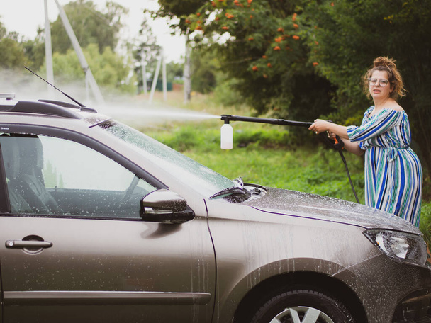 ruční mytí aut, mytí aut pomocí vysokotlaké vody - Fotografie, Obrázek