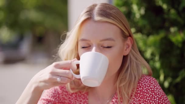 Mujer joven bebiendo café en verano - Imágenes, Vídeo