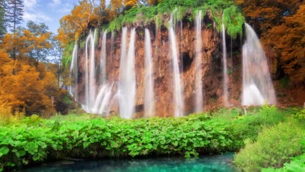 Vídeo cinematográfico del paisaje de cascada en los lagos de Plitvice Croacia en otoño - Imágenes, Vídeo