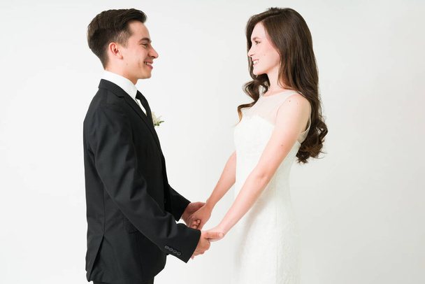 そうだよ。幸せな花嫁と新郎の誓いを言う。白人カップルは結婚式で夫と妻であることに署名 - 写真・画像