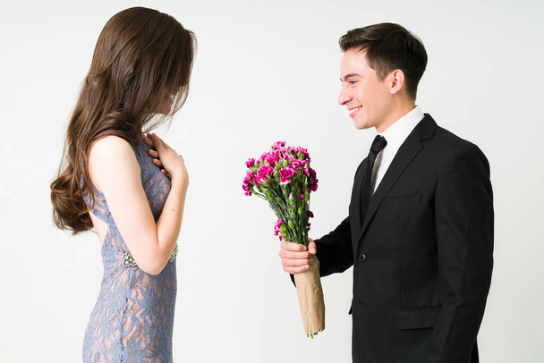 Grazie mille! Grazie mille! Bello fidanzato che porta fiori per festeggiare un anniversario con la sua ragazza - Foto, immagini