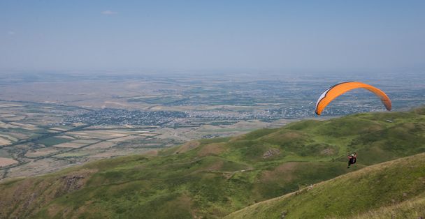 mensen gaan naar hun eerste vlucht op een paraglider - Foto, afbeelding