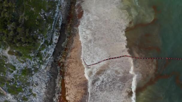 Эстешер снял волны прекрасного чистого и прозрачного моря, касающиеся и ударяющиеся о скалы и стену в течение дня в Тулуме, Мексика - Кадры, видео