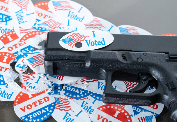 Bugün seçim kampanyası düğmesine oy verdim. Seçmen baskısı için tabancada delik açıldı. - Fotoğraf, Görsel