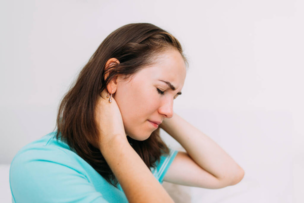 Jeune femme souffrant de douleur dans la région cervicale de la tête. - Photo, image