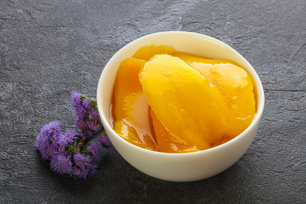 Tranches de mangue de fruits tropicaux en conserve sucrées - Photo, image