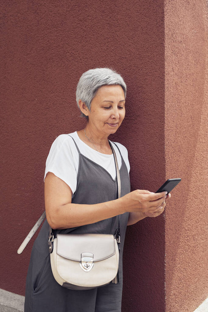Moderní starší žena pomocí Smartphone ve městě - Fotografie, Obrázek