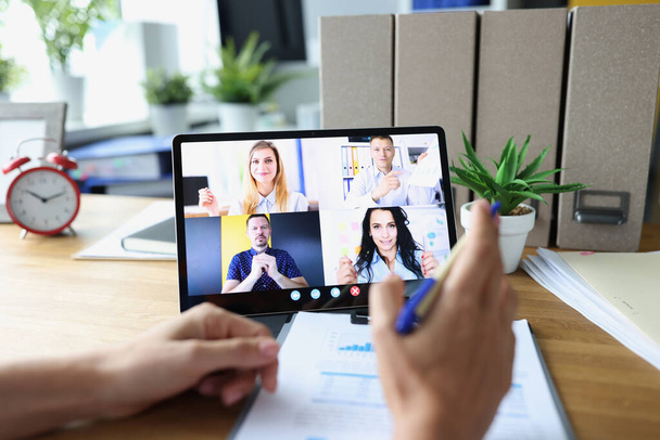 Vrouw communiceert met collega 's via conference call op digitale tablet - Foto, afbeelding