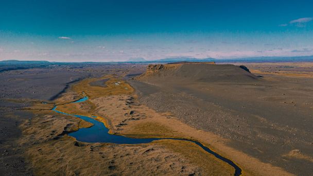 Pojedynczy krater w środkowej części północnej Iceland w suchy letni dzień. Niesamowity widok na krater w środku icelandyjskich równin. - Zdjęcie, obraz