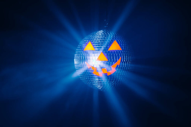 Halloween-Party Kürbis Discokugel, blau glänzende Strahlen Hintergrund - Foto, Bild