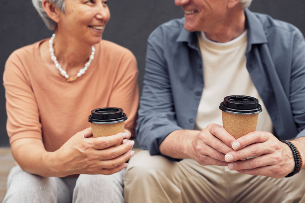 Старший пара тримає чашки кави на відкритому повітрі
 - Фото, зображення
