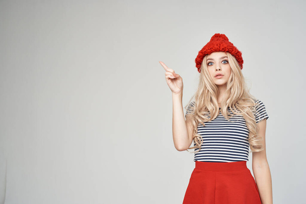krásná žena v pruhovaném tričku Red Hat pózuje Studio - Fotografie, Obrázek