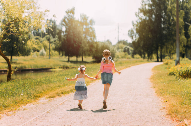 Duas meninas correndo pelo parque de mãos dadas - Foto, Imagem