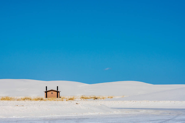 Pit τουαλέτα Oasis κάθεται σε φωτεινό λευκό αμμόλοφους Εθνικό Πάρκο - Φωτογραφία, εικόνα