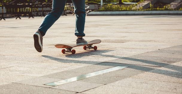 Skateboarder riding on skateboard outdoors in city - Foto, imagen