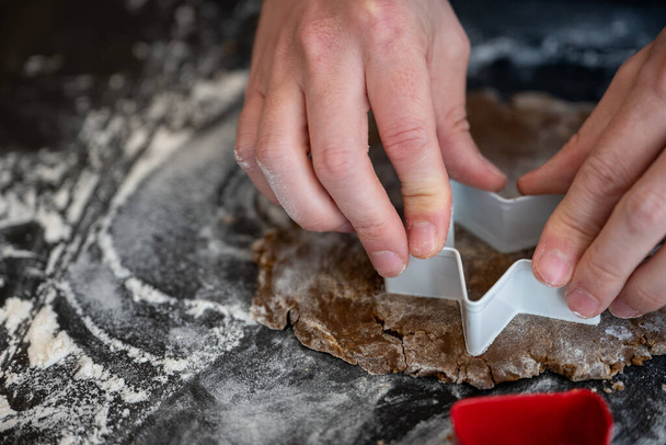 Naciśnięcie frezarki do ciasta piernikowego z mąką w rolkach - Zdjęcie, obraz