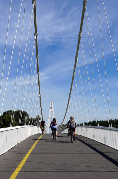 Osijek, Chorvatsko, 4. srpna2021. Část dlouhého pěšího a cyklistického mostu přes řeku Drávu v chorvatském městě Osijek - Fotografie, Obrázek