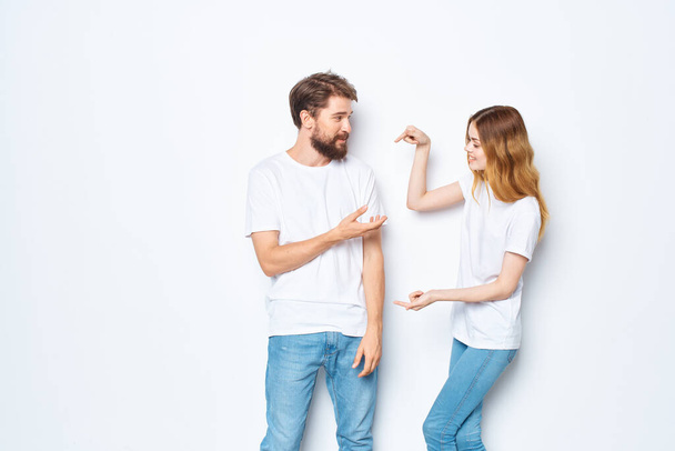 férfi és nő visel fehér pólók divat alkalmi viselet barátság együtt - Fotó, kép