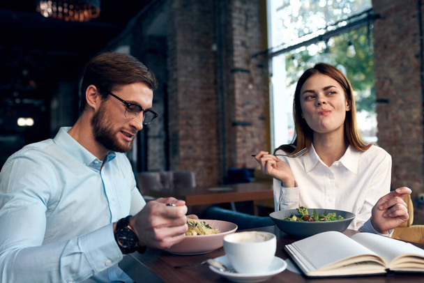 uomo e donna d'affari seduti in caffè pranzo comunicazione stile di vita - Foto, immagini