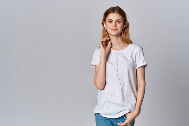 Mulher de t-shirt branca tecnologia de emoção musical - Foto, Imagem
