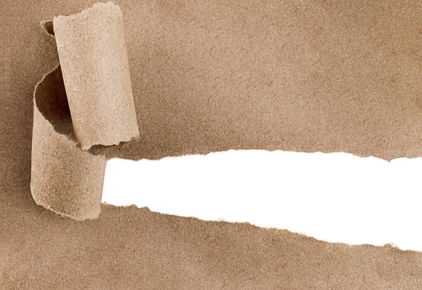 zerrissenes braunes Papier mit weißem Kopierraum - Foto, Bild
