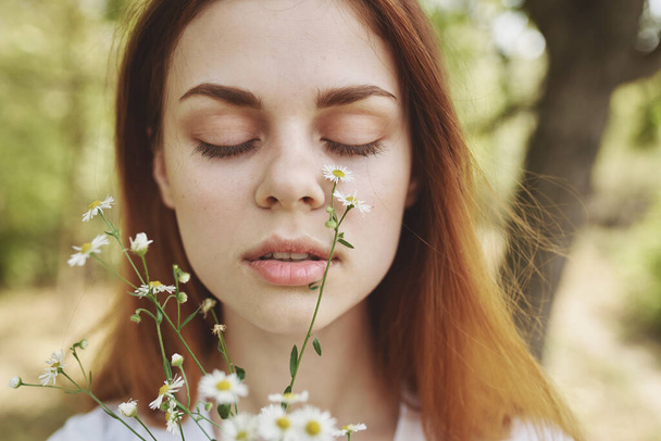 veselá žena Wildflowers příroda životní styl léto - Fotografie, Obrázek