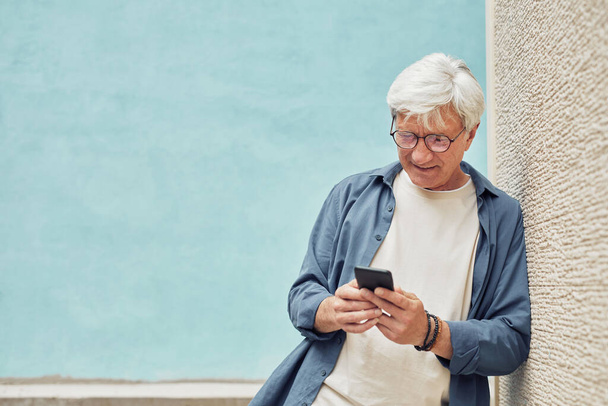 Зрелый человек с помощью смартфона минимальный - Фото, изображение