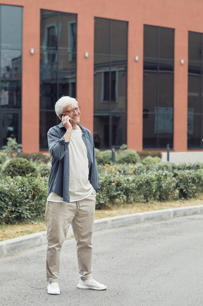 Starší muž pomocí Smartphone ve městě - Fotografie, Obrázek