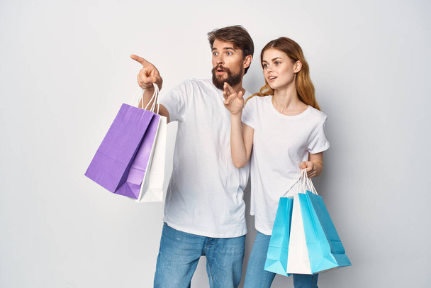 mies ja nainen paketteja käsissään alennuksia Ostokset - Valokuva, kuva