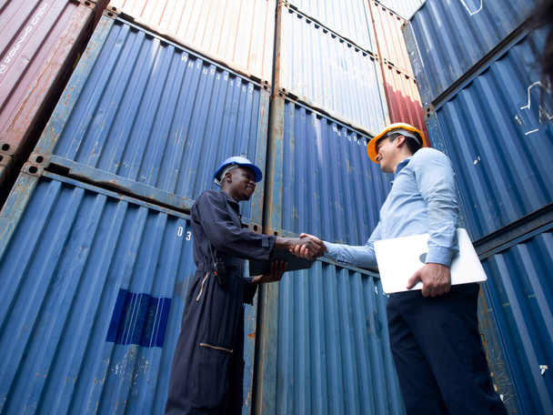 Επιχειρηματίες CEO διευθυντής Νότια Αφρική Τελωνειακός Μεσίτης χειραψία Shipper εμπορικό λιμάνι φορτίου logistic εμπορευματοκιβώτιο Συμφωνία Συσκευασίας Κατάλογος Πιστοποιητικό Προέλευσης Ασφάλιση Περιλαμβάνεται Εξαγωγή Εισαγωγή Υπηρεσία Εισόδου  - Φωτογραφία, εικόνα