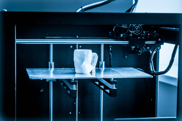 Objekte, die mit dem 3D-Drucker gedruckt werden. dunkler Filter. Kopierspase. - Foto, Bild