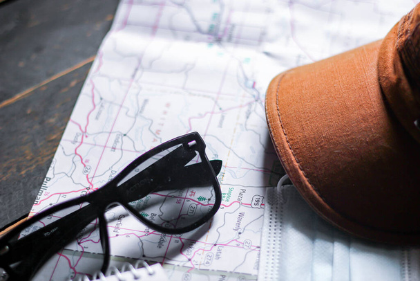 Планирование путешествий в период Ковид-19, карты, солнцезащитные очки, ноутбуки - Фото, изображение