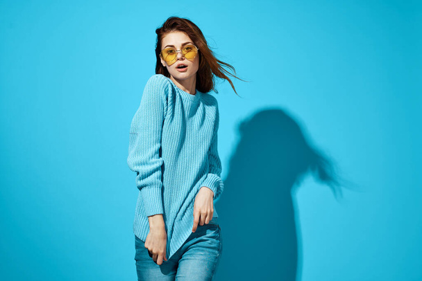 retrato de uma mulher em uma camisola azul fundo estilo de vida - Foto, Imagem