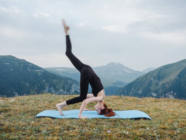 アウトドアで山の中で運動する女性ヨガの瞑想 - 写真・画像
