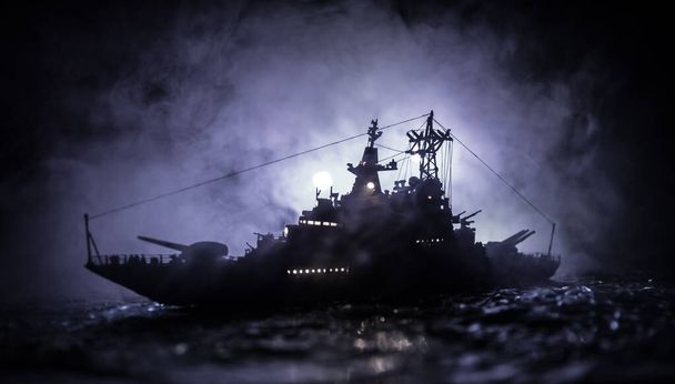Conceito de guerra. Cena de batalha noturna no mar. Efeito dramático de nuvens tonificadas. Silhueta do navio de batalha à noite. Decoração de mesa criativa em miniatura. Foco seletivo - Foto, Imagem