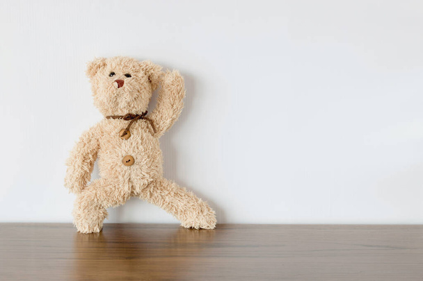 juguete oso de peluche sentado en el suelo, fondo blanco - Foto, imagen