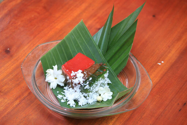 Колірний традиційний торт з Індонезії, який називається лапіс, смачний, з композицією борошна, з'їдений зі спринклеркою кокосового горіха.. - Фото, зображення